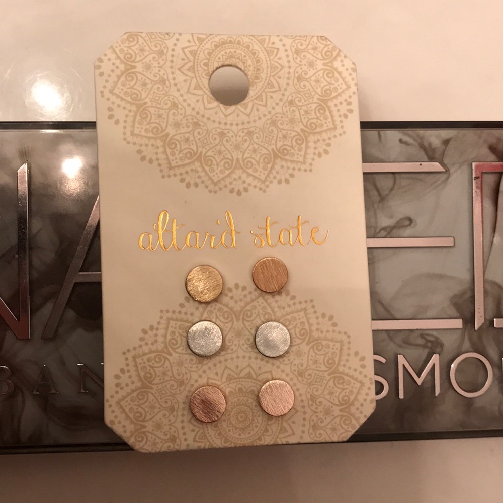 3 pairs of cute studs!